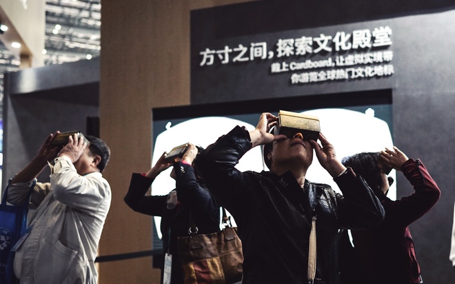 图片默认标题_fororder_首届中国国际进口博览会上展示的能逛博物馆的3D眼镜 摄影：李晋