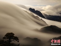 Awan Seperti Air Terjun Alir di Kawasan Peranginan Gunung Huangshan