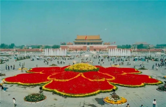 گل آرایی گلدان بسیار بزرگ میدان تیان آن من از سال 1986 تا 2020