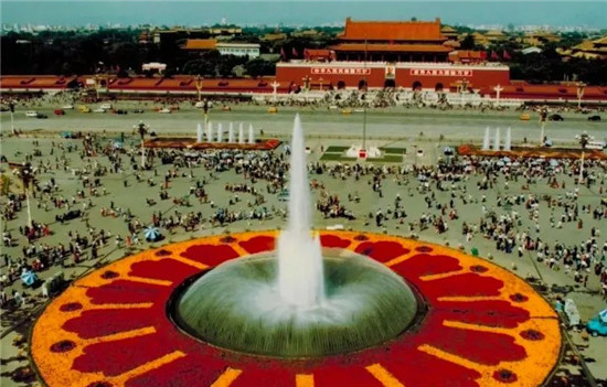 گل آرایی گلدان بسیار بزرگ میدان تیان آن من از سال 1986 تا 2020