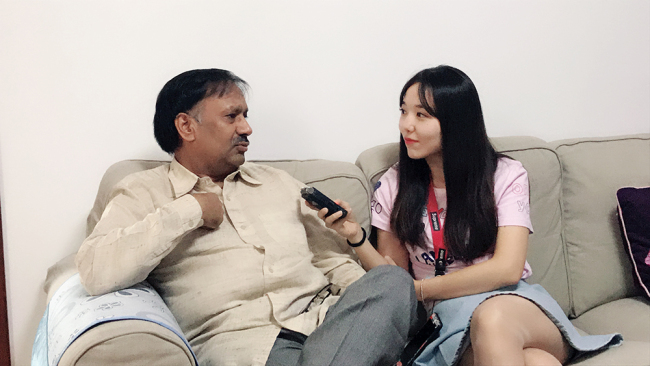 शांगहाई अंतरराष्ट्रीय अध्ययन विश्वविद्यालय के हिन्दी प्रोफेसर के साथ खास बातचीत