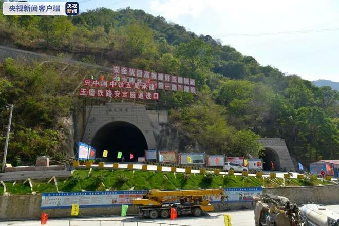 Terowong Paling Panjang Landasan Kereta Api China-Laos Siap