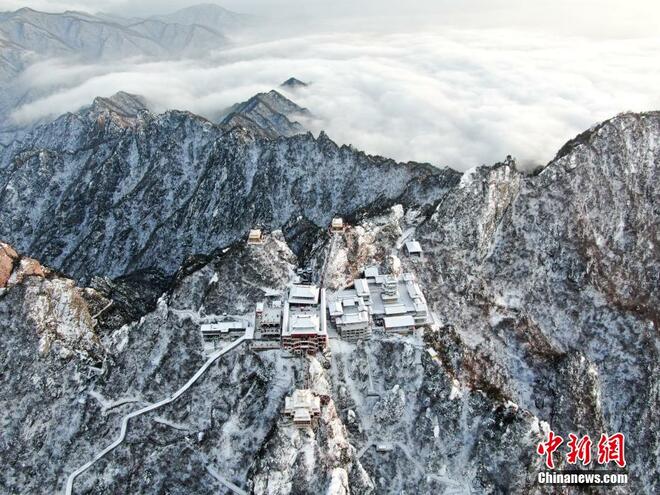 Panorama Alam dari Puncak Gunung Laojun