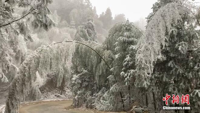 Pemandangan Salji di Gunung Wawu Seindah Lukisan