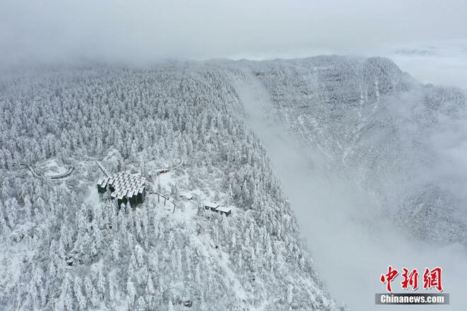 Pemandangan Salji di Gunung Wawu Seindah Lukisan