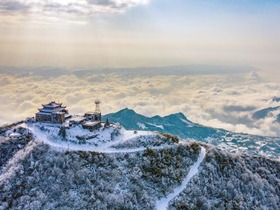 Gunung Huaying Bersalut Salji