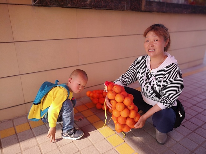 图片默认标题_fororder_武陵镇村民展示包装好的柑橘