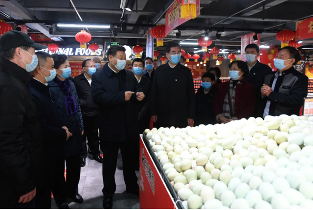 بازدید رهبر چین از سوپرمارکت و توجه وی به زندگی روزمره مردم_fororder_8b82b9014a90f603efd66b079e5bb313b151edda