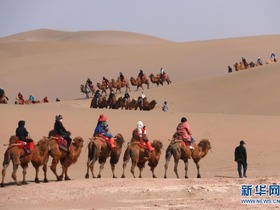 Dunhuang Dibanjiri Pelancong