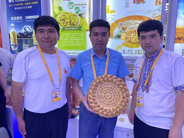 عرضه "نانِ شین جیانگ" در اولین نمایشگاه بین‌المللی کالاهای مصرفی چین_fororder___172.100.100.3_temp_9500049_1_9500049_1_1_50f30243-9c53-4b74-bd83-cbe5dc9e3c21