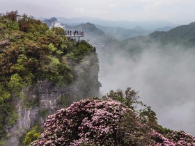Gunung Longtou Diliputi Awan