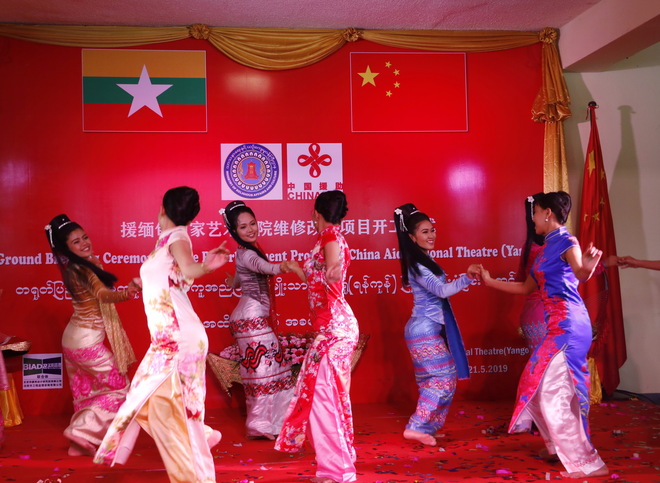 图片默认标题_fororder_3 缅甸艺术家在开工仪式表演舞蹈.JPG