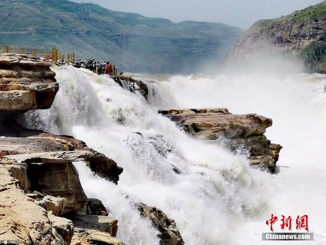Aliran Air Bertambah Deras di Air Terjun Hukou Sungai Kuning_fororder_11111