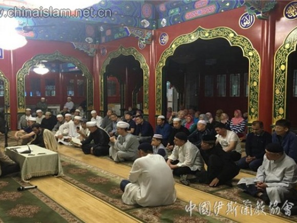 Hafiz Iran Alunkan Bacaan Quran di Masjid Beijing