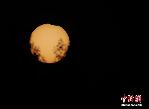 Fenomena Gerhana Matahari Separa Disaksikan di Xinjiang_fororder_113