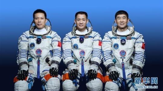 گفتگوی شی جین پینگ با سرنشیان فضاپیمای «شن جوئو12»ا