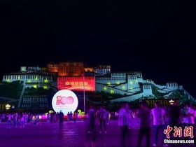 Pertunjukan Cahaya Lampu di Istana Potala