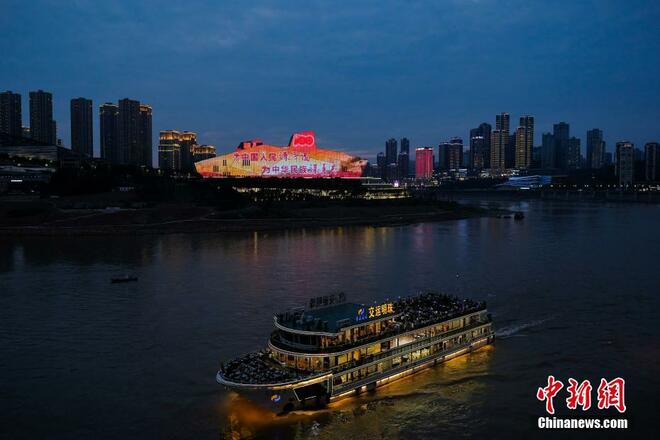 Chongqing Bermandi Cahaya Warna_fororder_cq1