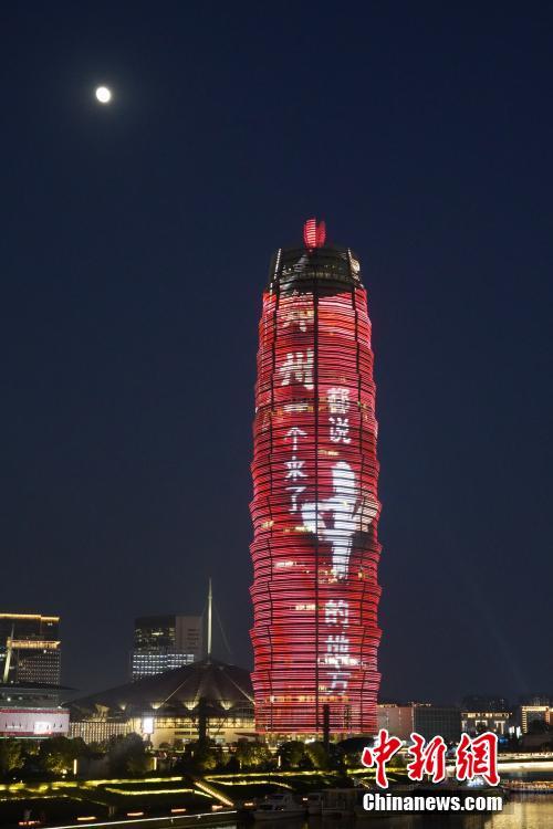 Bangunan Ikonik Zhengzhou Dilimpahi Cahaya Warna_fororder_ym4