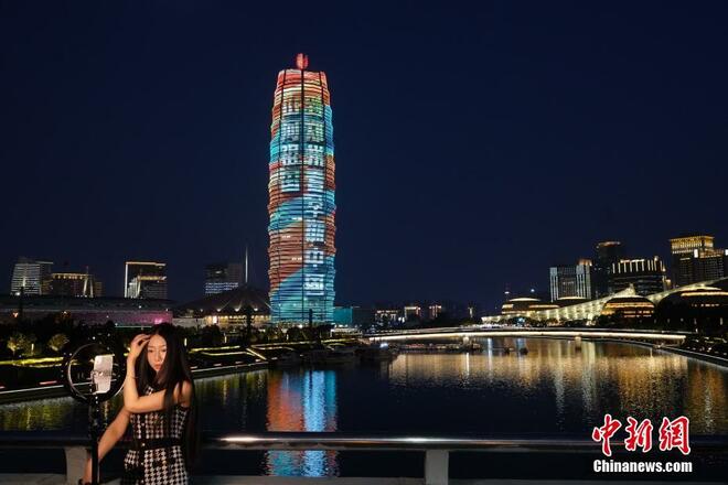 Bangunan Ikonik Zhengzhou Dilimpahi Cahaya Warna_fororder_ym3