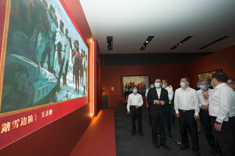 استقبال مردم از  نمایشگاه تاریخچه حزب کمونیست چین در آثار کلاسیک هنرهای زیبا_fororder_src=http___p5.img.cctvpic.com_cportal_cnews-yz_img_2021_06_22_1624342092971_412_1620x1080&refer=http___p5.img.cctvpic