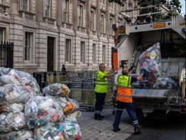 ریختن زباله مقابل دفتر نخست وزیری انگلیس از سوی سازمان حفاظت از محیط زیستا