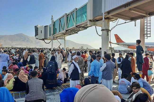 काबुल में हवाईअड्डे पर अफरा-तफरी में कम से कम 5 लोगों की मौत_fororder_下载 (3)
