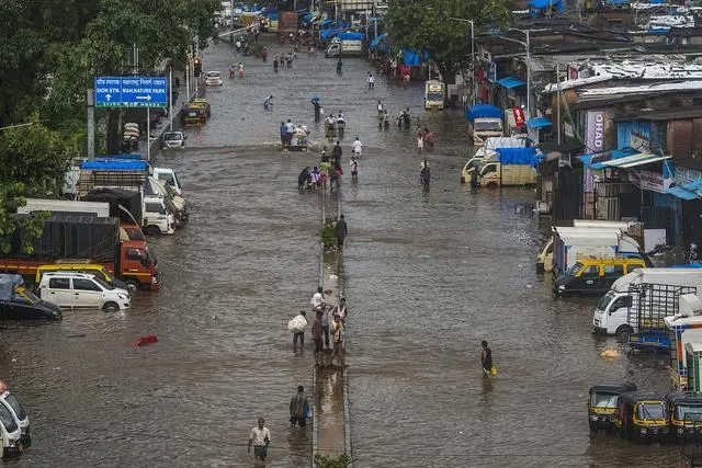 निरंतर बारिश से पश्चिम बंगाल में बाढ़, 16 लोगों की मौत_fororder_xue-2