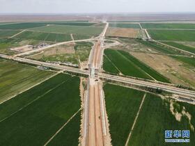 Lebuh Raya Rentasi Padang Pasir di Xinjiang