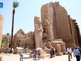 بازدید گردشگران از آثار تاریخی لوکسور در مصرا