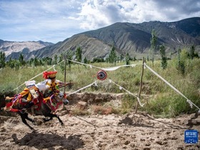 Perlumbaan Menunggang Kuda Di Tibet