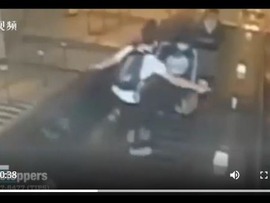 ویدیوی حمله یک مرد به یک زن در پله برقی ایستگاه متروی بروکلینا