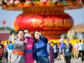 شادی مردم از گرامیداشت هفتاد و دومین روز ملی چینا