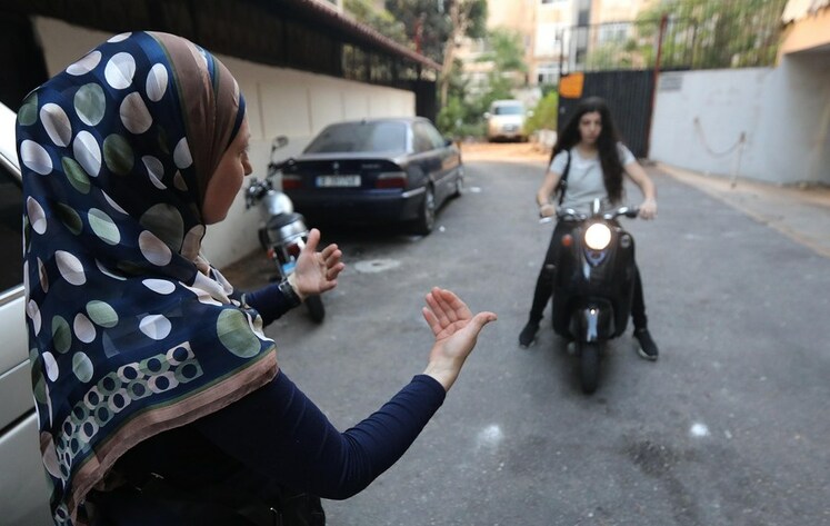زنان لبنانی در شرایط کمبود سوخت و بحران اقتصادی موتور سواری را ترجیح می دهند_fororder_6-3