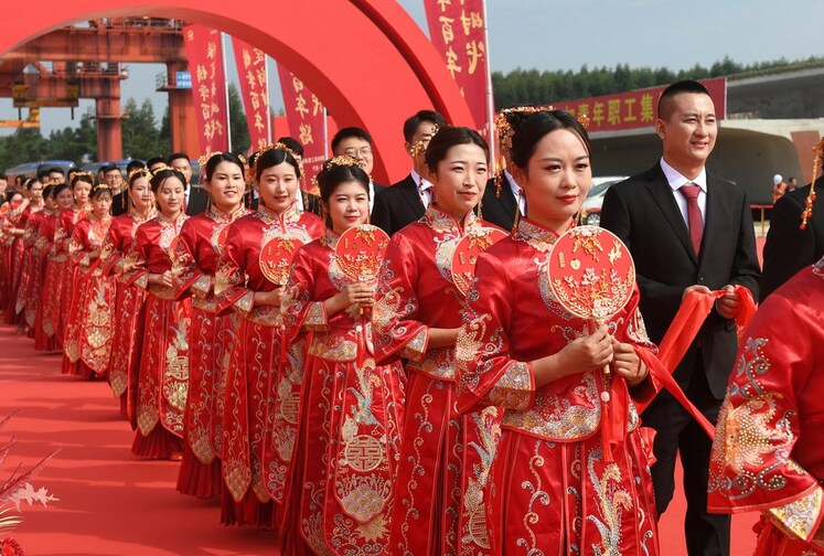 چندین نفر از کارکنان رده اول راه آهن چین، یک عروسی گروهی در گوانگشی برگزار کردند_fororder_5-2