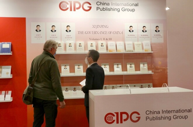 Buku "Xi Jinping: Pentadbiran China" Tampil di FBF_fororder_1021a
