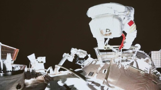 فعالیت های موفقیت آمیز خارج از ماژول ایستگاه فضانوردی فضانوردان شن جو-13ا