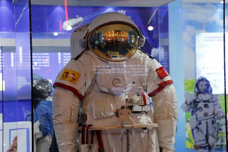 برای پوشیدن لباس های فضانوردی مخصوص فعالیت های فراوسیله ای چینی چه قدر زمان نیاز است؟_fororder_1109
