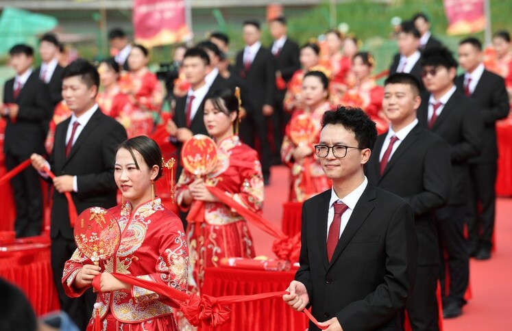چندین نفر از کارکنان رده اول راه آهن چین، یک عروسی گروهی در گوانگشی برگزار کردند_fororder_5-3