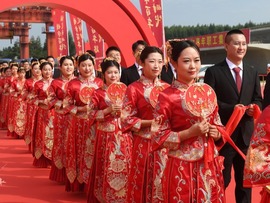 چندین نفر از کارکنان رده اول راه آهن چین، یک عروسی گروهی در گوانگشی برگزار کردند
