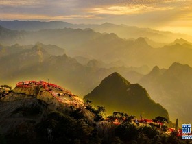 Gunung Hua Bermandikan Cahaya Matahari Terbenam