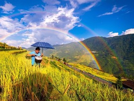 طاق رنگین کمانی بر روی تراس‌های زیبا در شهرستان کونگ‌جیانگ از توابع استان گوئی‌جوئو