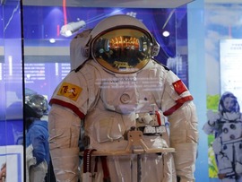 برای پوشیدن لباس های فضانوردی مخصوص فعالیت های فراوسیله ای چینی چه قدر زمان نیاز است؟ا
