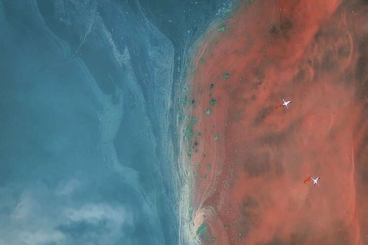 بر روی یک خط و پشت سر هم بر فراز منظره‌ای شبیه سیاره مریخ واقع در ریفت‌ولی در کشور کنیا_fororder_13-3