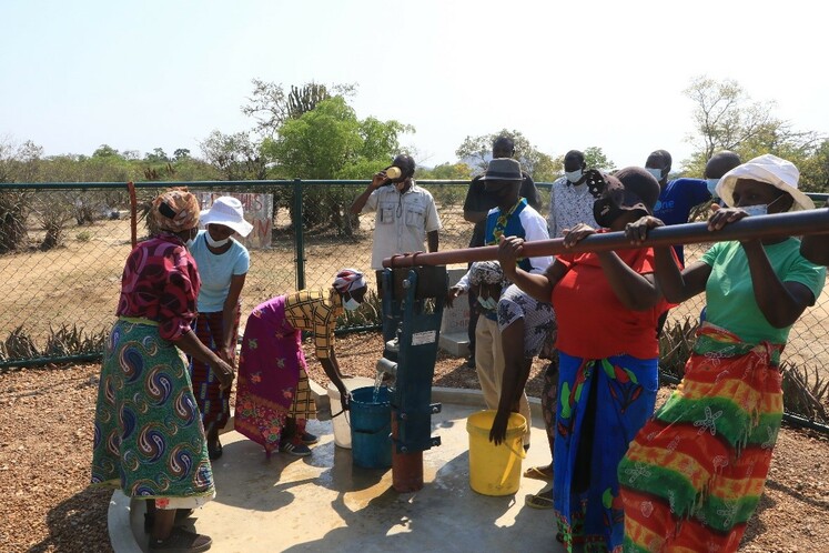 Хятад улс Зимбабвед туслан усан худаг байгуулж өгөв_fororder_鲁梅内村村民从中国政府援建的水井中取水