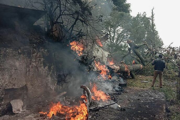 भारतीय सेना का हेलिकॉप्टर दुर्घटनाग्रस्त, सीडीएस जनरल बिपिन रावत समेत 13 लोगों की मौत_fororder_VCG111360898544