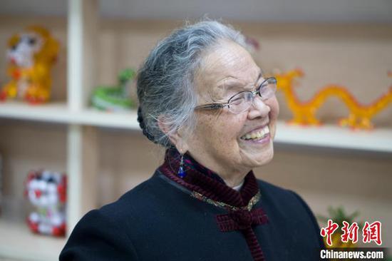 مادربزرگ هنرمند چینی چگونه به همسایگان برای افزای درآمد کمک می‌کند؟_fororder_t-p5-wmzkxnf0691605