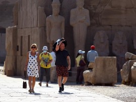 با بازگشایی خیابان باستانی شهر اقصر در بحبوحه همه گیری کووید-19، بار دیگر گردشگری در این شهر مصری احیا شد