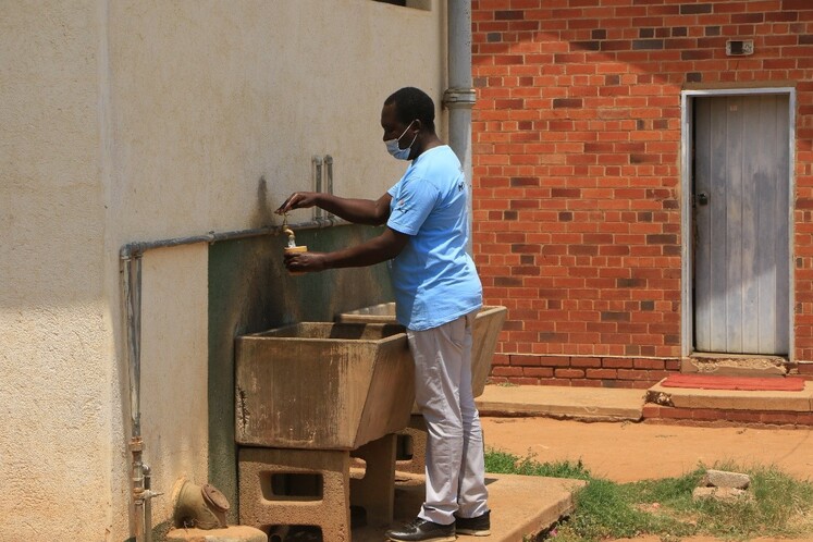 Хятад улс Зимбабвед туслан усан худаг байгуулж өгөв_fororder_埃斯戈迪尼地区医院的一名护士从水龙头取水，该医院的水来自一口中国政府援建的水井。