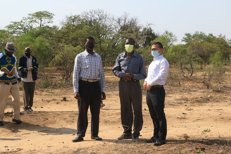 Хятад улс Зимбабвед туслан усан худаг байгуулж өгөв_fororder_段传秀（右一）与打井项目受惠的村民交谈